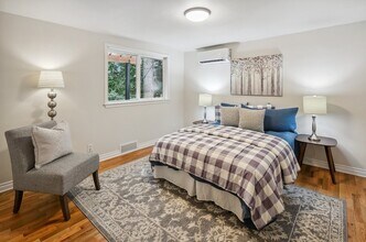 2402 E Interlaken Blvd in Seattle, WA - Building Photo - Building Photo