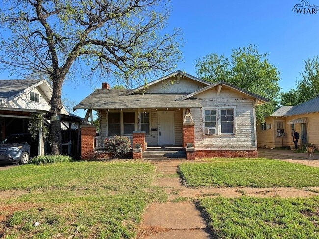 property at 1916 7th St