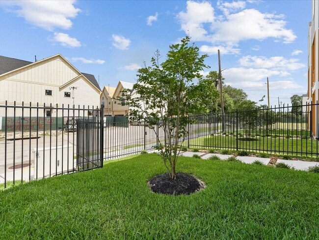 property at 3903 Pinemont Dr