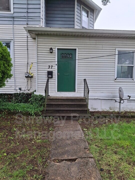 37 W Cedar Ave in Merchantville, NJ - Building Photo