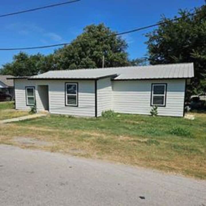 107 Quinn St in Thorndale, TX - Building Photo