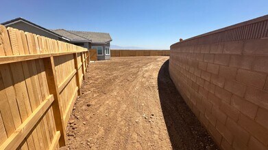 9000 Canyon St in Bakersfield, CA - Building Photo - Building Photo