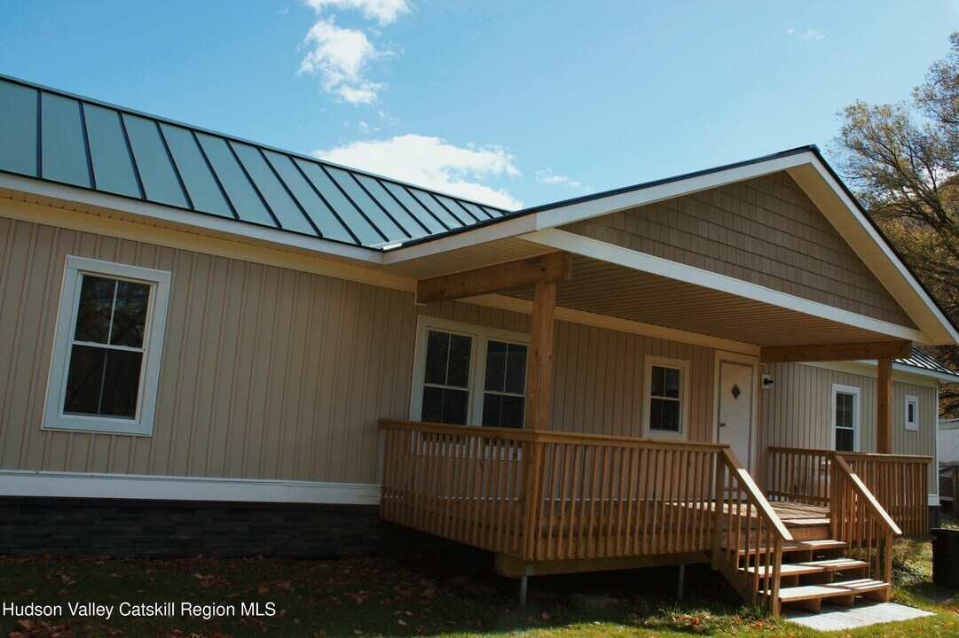 21 Maple Ave in Hunter, NY - Building Photo