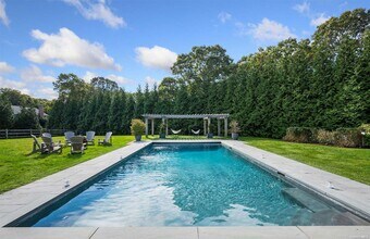 21 Oak View Rd in Southampton, NY - Foto de edificio - Building Photo