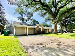 1810 Mill Creek Dr in Houston, TX - Building Photo - Building Photo