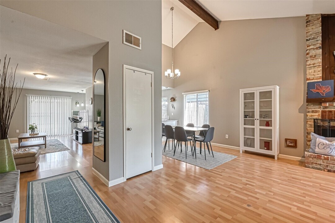 2215 Fort Laramie Dr in Katy, TX - Foto de edificio