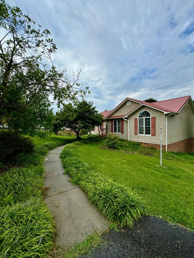 390 Majestic Dr NW in Christiansburg, VA - Building Photo - Building Photo