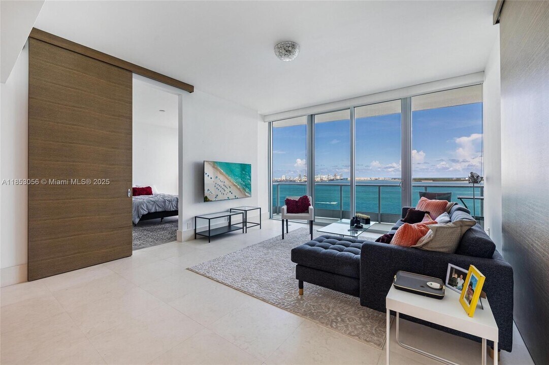 1331 Brickell Bay Dr, Unit 1703 in Miami, FL - Foto de edificio