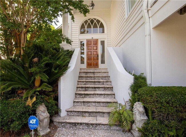 105 Strachan Ln in St. Simons Island, GA - Foto de edificio - Building Photo