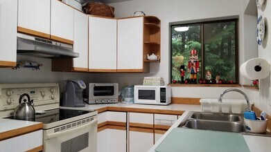 1881 Cliff Rd in Point Roberts, WA - Building Photo - Building Photo