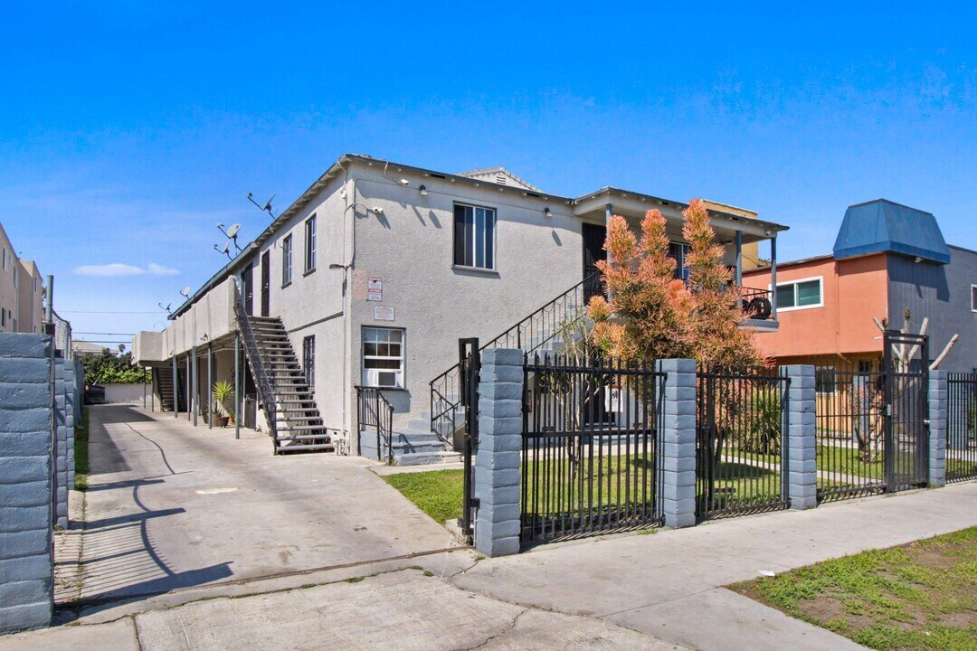 6337 10th Ave in Los Angeles, CA - Building Photo