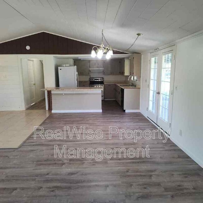 853 River Bend Rd in Roseburg, OR - Foto de edificio - Building Photo