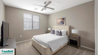 402 W Lincoln St, Unit 242 in Phoenix, AZ - Building Photo - Building Photo