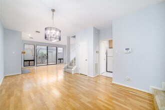 7505 Memorial Woods Dr in Houston, TX - Building Photo - Building Photo