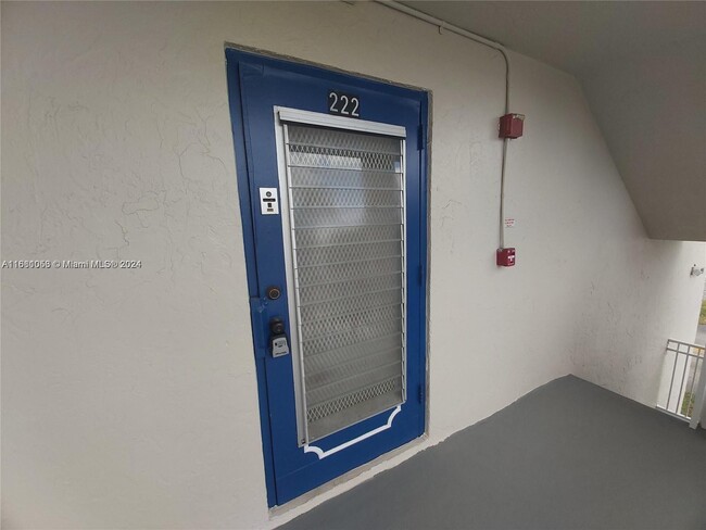 2960 Riverside Dr in Coral Springs, FL - Building Photo - Building Photo