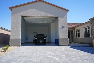 9486 W Hammer Ln in Las Vegas, NV - Building Photo - Building Photo
