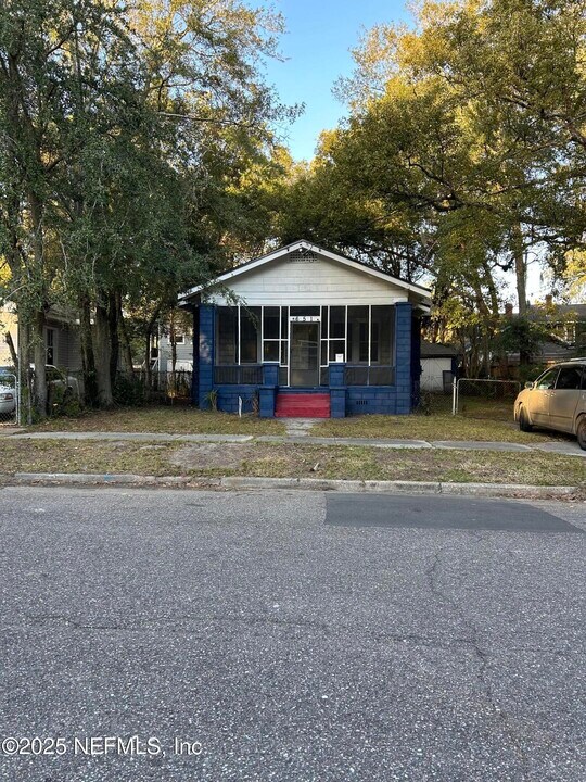 651 Basswood St in Jacksonville, FL - Foto de edificio