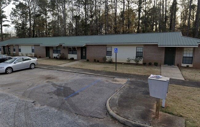 property at 525 Lee Rd 379