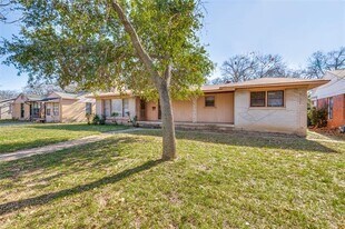 402 W Grauwyler Rd in Irving, TX - Building Photo