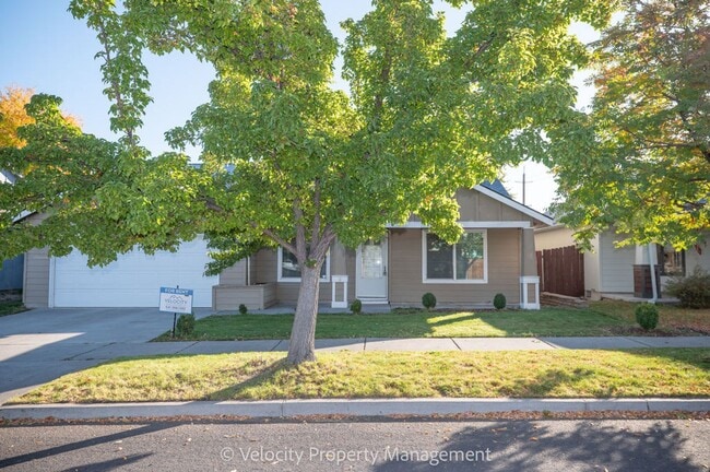 146 NW 25th St in Redmond, OR - Foto de edificio - Building Photo