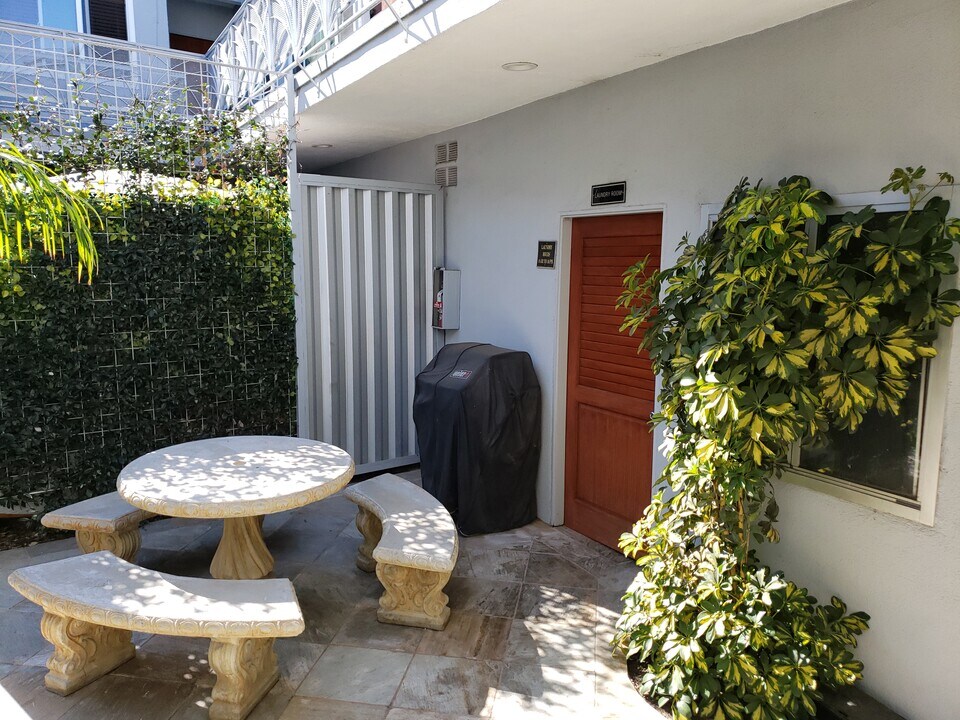 4956 S Centinela Ave in Los Angeles, CA - Building Photo