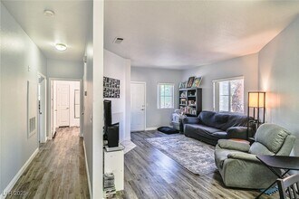 5250 S Rainbow Blvd in Las Vegas, NV - Building Photo - Building Photo