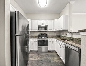 The Apartments at Aberdeen Station in Aberdeen, NJ - Foto de edificio - Building Photo