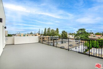 14333 Sylvan St in Los Angeles, CA - Building Photo - Building Photo