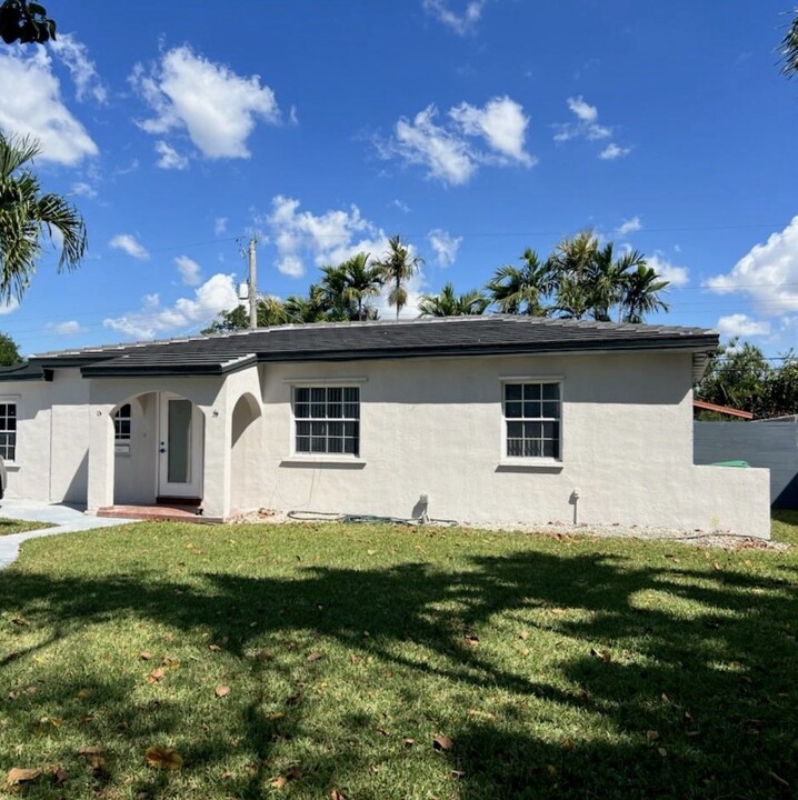 7415 SW 31st St in Miami, FL - Building Photo
