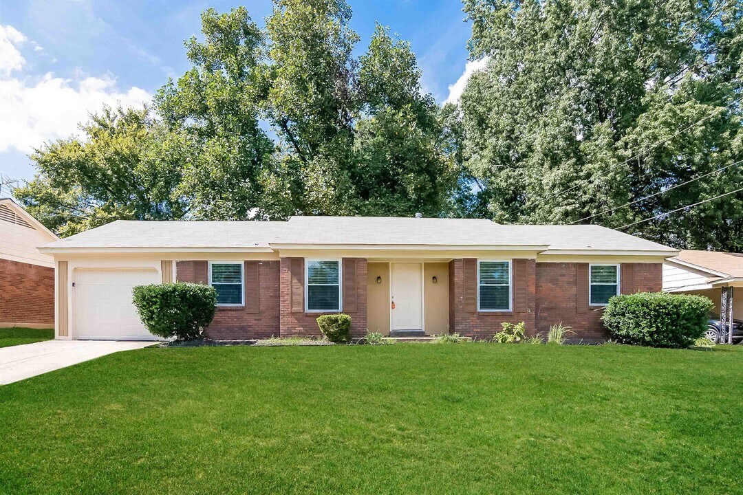3707 Clearbrook St in Memphis, TN - Building Photo