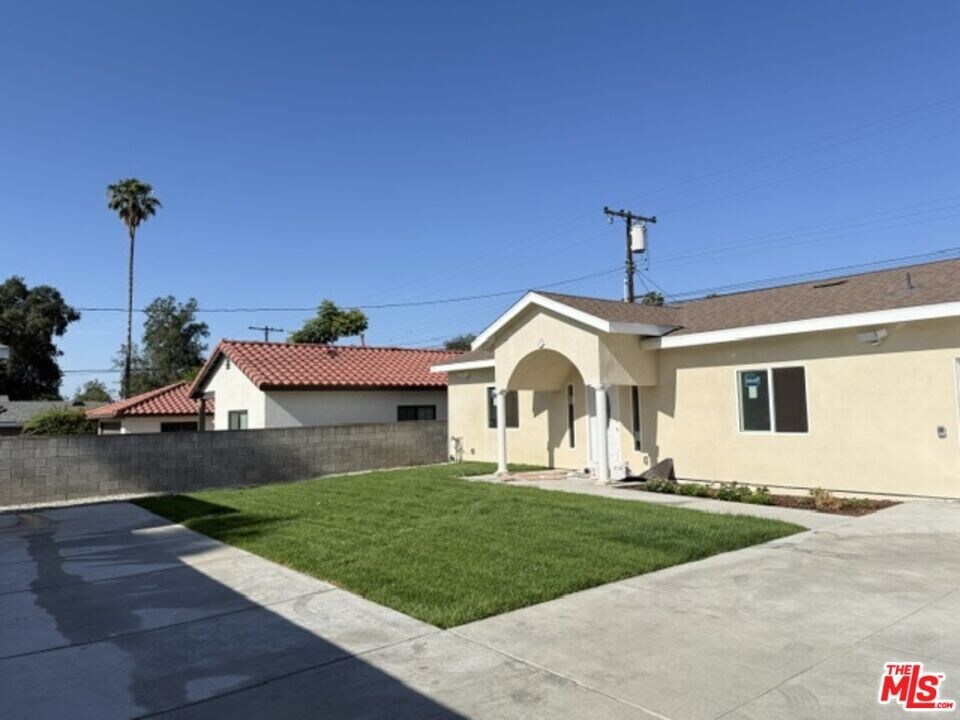 1221 N Azusa Ave in Azusa, CA - Building Photo