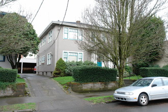 2266 NW Quimby St in Portland, OR - Building Photo - Building Photo