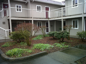 Witherspoon Court Apartments in Cottage Grove, OR - Building Photo - Building Photo