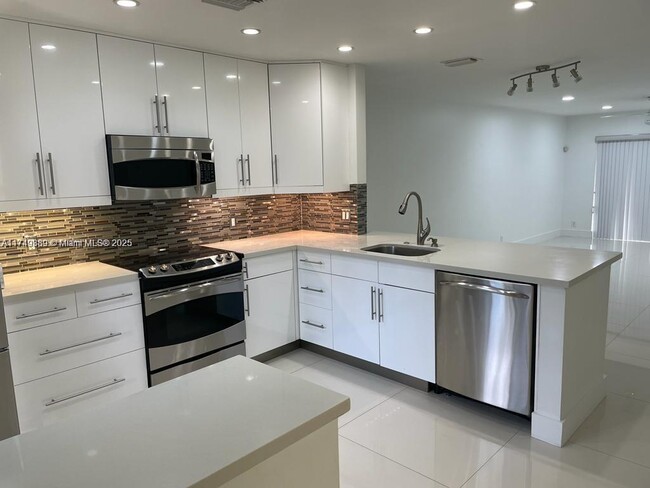 454 Lakeview Dr in Weston, FL - Building Photo - Building Photo