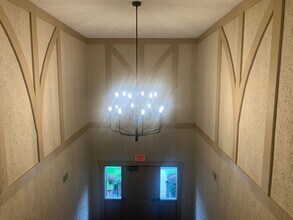 42160 Woodward Ave, Unit #8 in Bloomfield Hills, MI - Foto de edificio - Building Photo