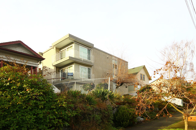 Whitman Apartments in Seattle, WA - Building Photo - Building Photo