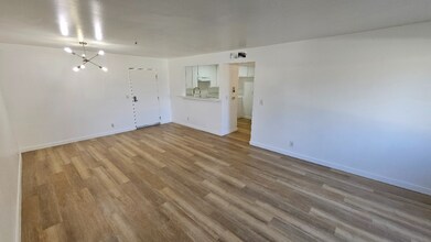 5541 Fulcher Ave in Los Angeles, CA - Foto de edificio - Building Photo