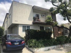 7307 Willoughby Ave in Los Angeles, CA - Building Photo - Building Photo