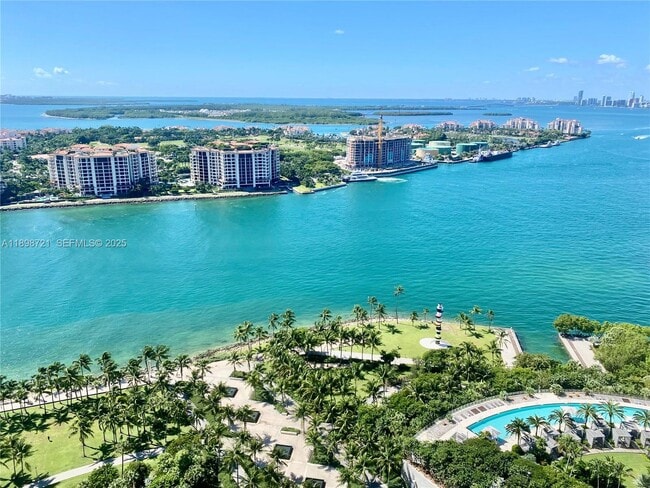 300 South Pointe Dr in Miami Beach, FL - Building Photo - Building Photo