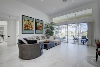8320 Desmond Dr in Boynton Beach, FL - Foto de edificio - Building Photo