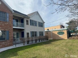449 Avenel St in Woodbridge Township, NJ - Building Photo
