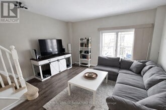 101 Willow Ln in Grimsby, ON - Building Photo - Building Photo