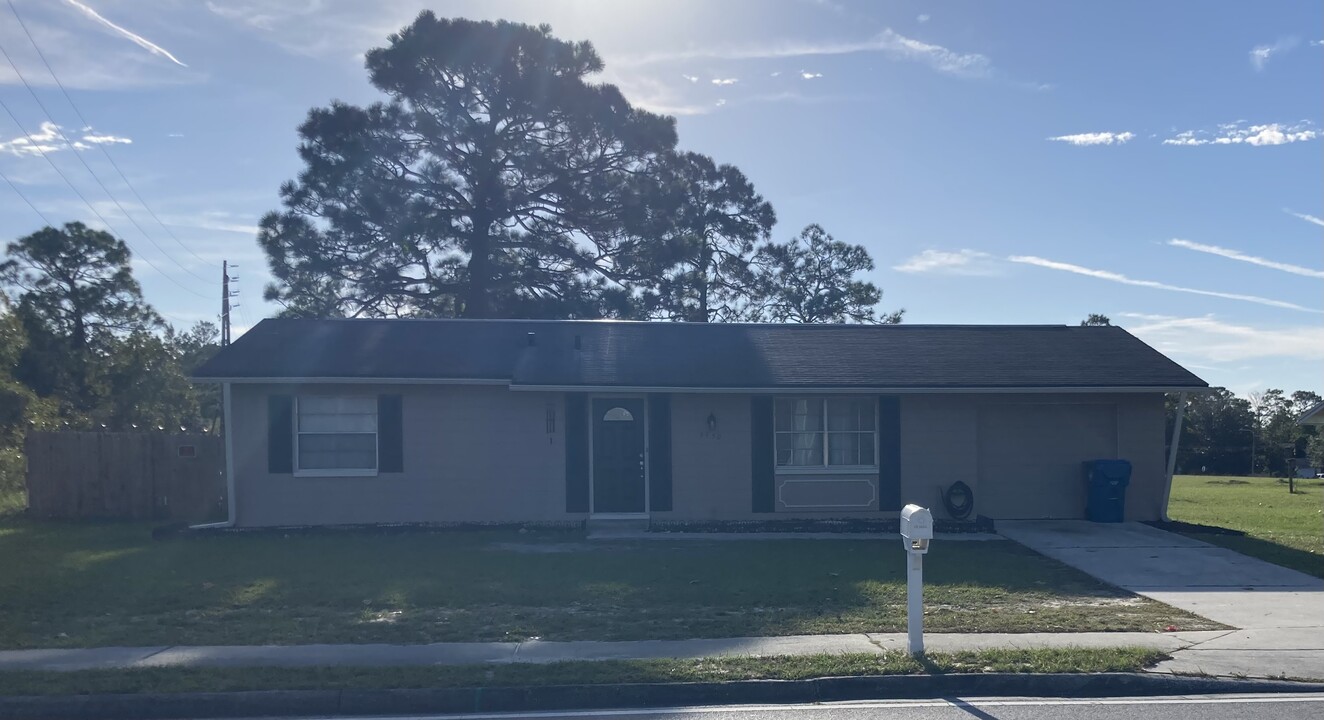 5550 Mariner Blvd in Spring Hill, FL - Building Photo