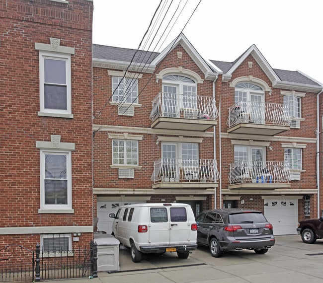 60-27 78th Ave in Glendale, NY - Foto de edificio - Building Photo