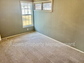 1103 Hillary Ave in Burlington, IA - Building Photo - Building Photo