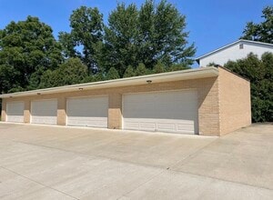 8396 N Akins Rd in North Royalton, OH - Building Photo - Building Photo