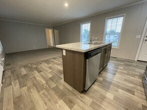 38053 Orleans St in Clinton Township, MI - Foto de edificio - Building Photo