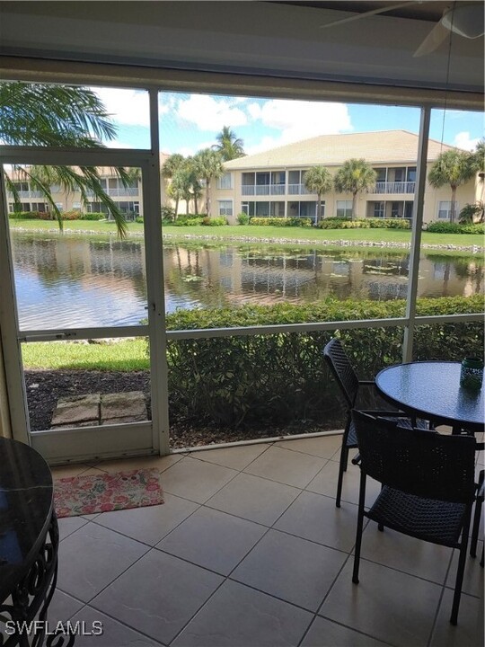 1246 Sweetwater Ln in Naples, FL - Foto de edificio