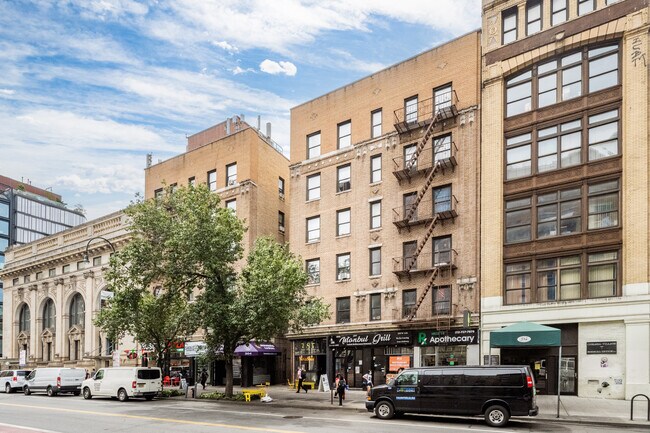 304 W 14th St in New York, NY - Building Photo - Building Photo