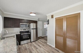 40960 W 10 Mile Rd in Novi, MI - Building Photo - Building Photo